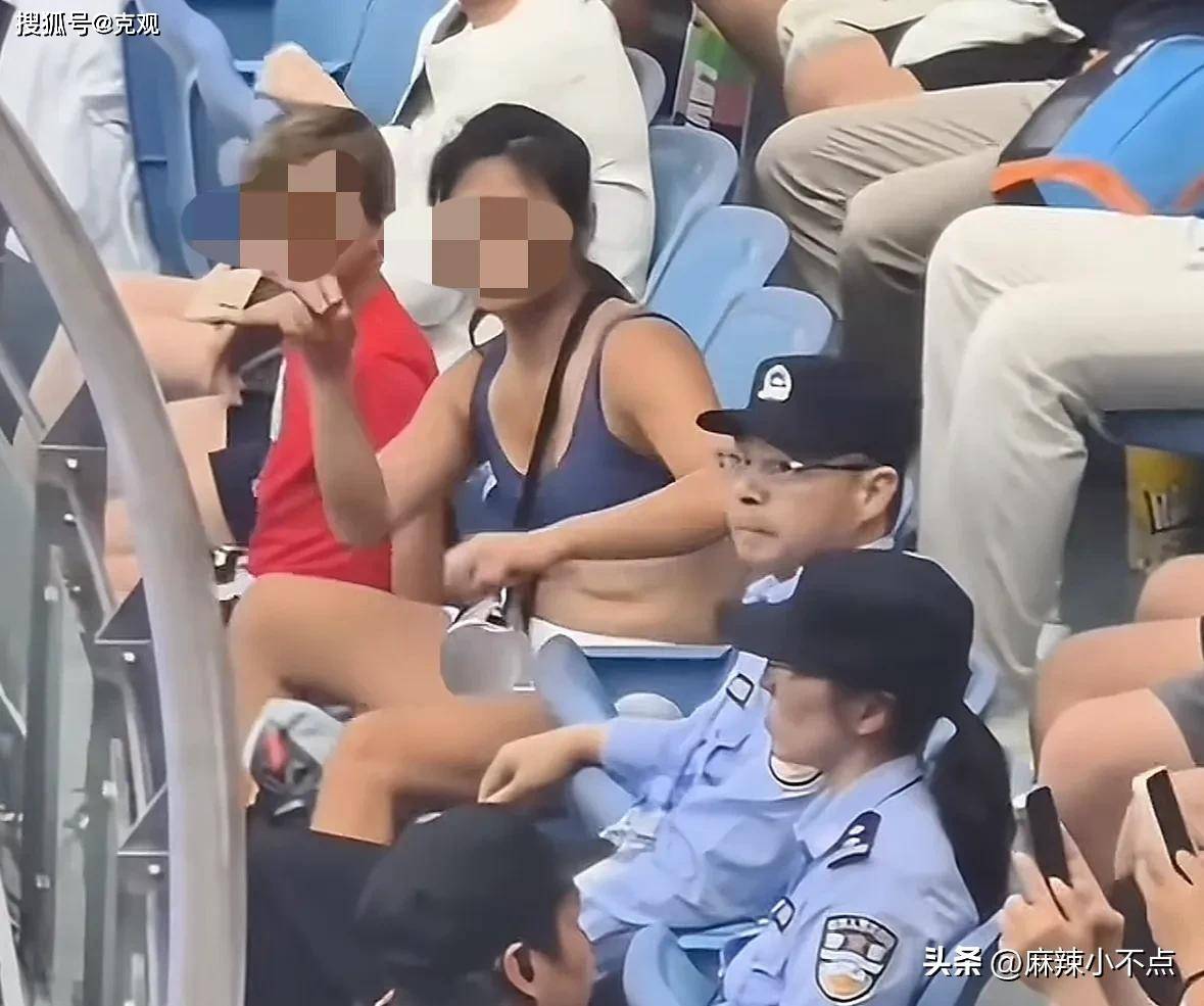 女球迷打断比赛后续：女子身份被扒，疑似酒后闹事，评论区笑麻了