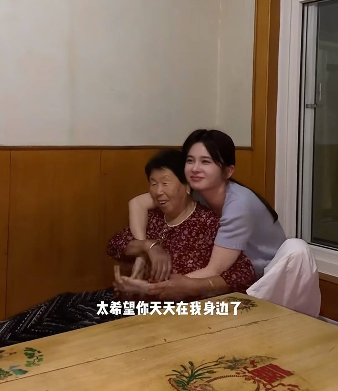 赵樱子国庆回烟台老家，晒给爸妈买的大别墅，还去乡下陪姥姥唱戏