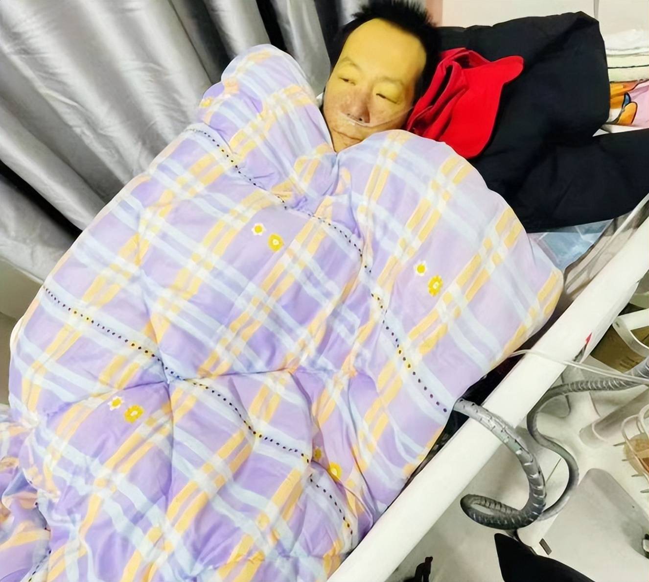 摇滚歌手应鹏去世，年仅43岁，离异无房无车无医保，放纵喝酒导致