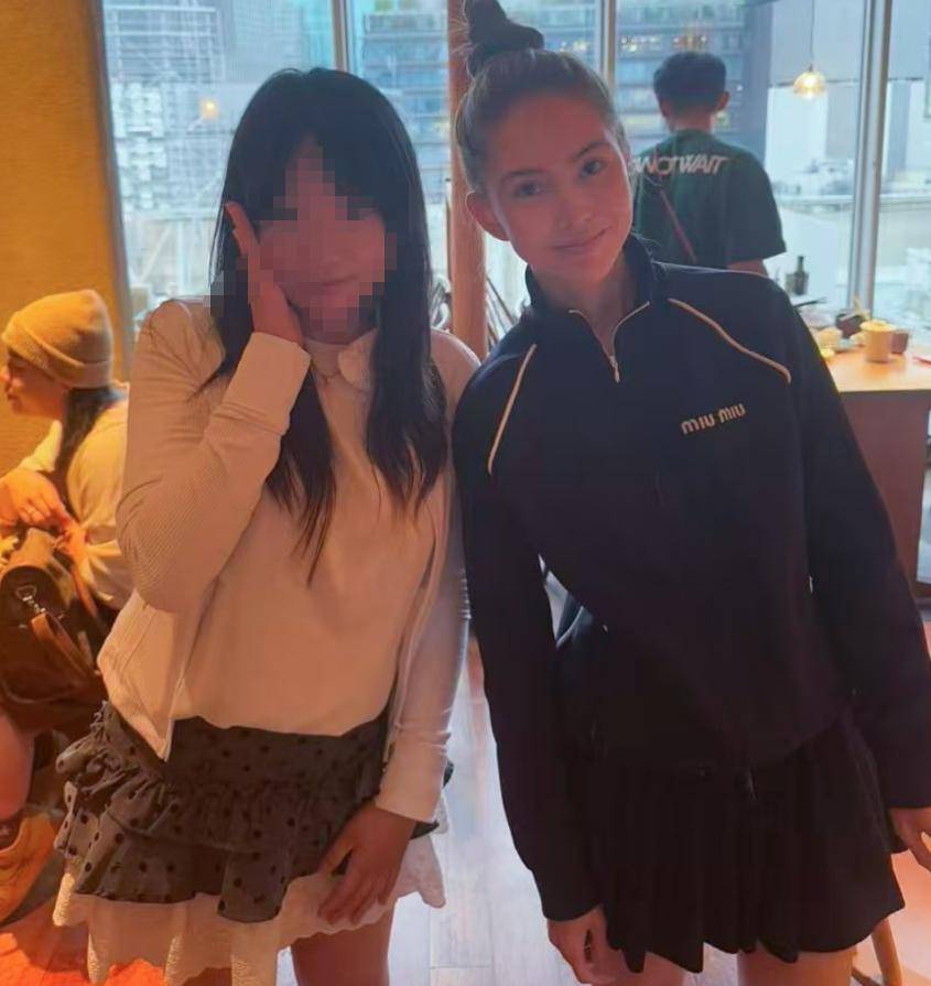 周杰伦前女友官宣离婚，暖心回复网友被夸，昆凌素颜现身日本潇洒