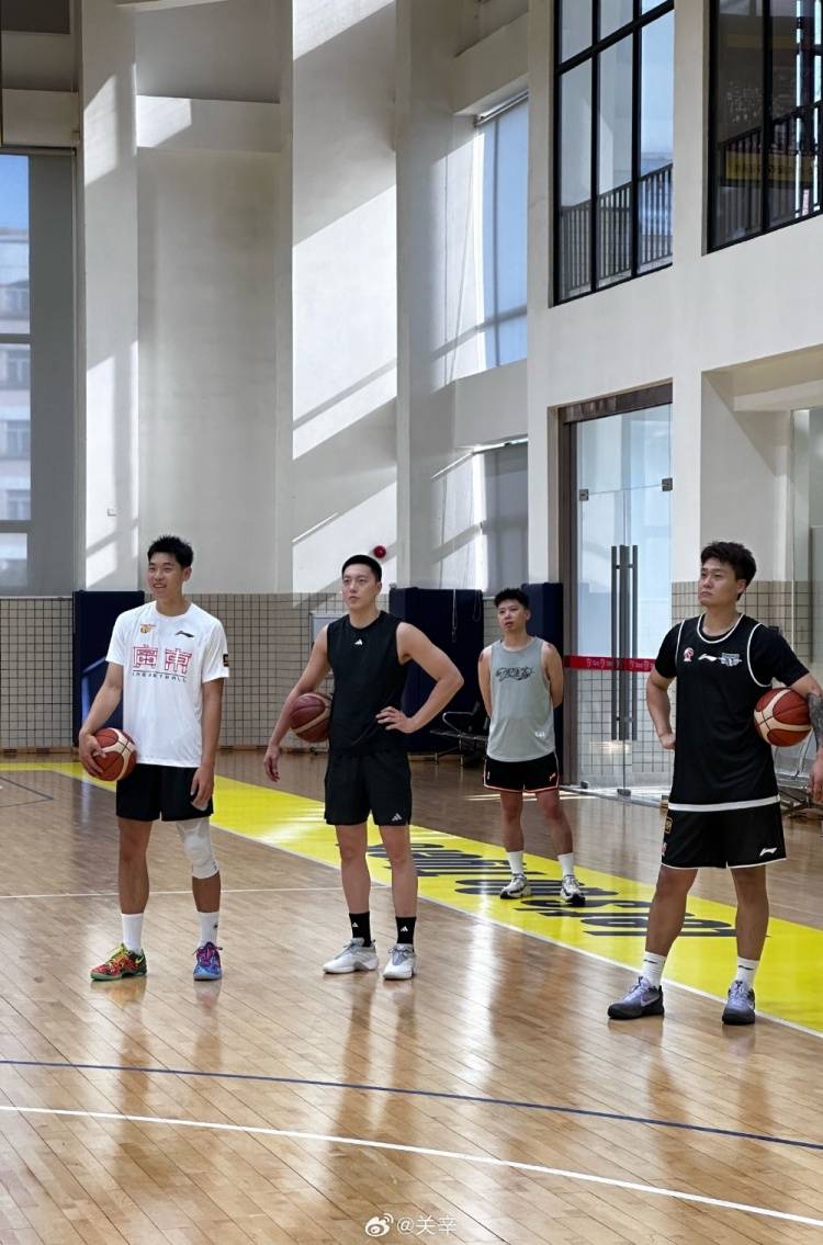 广东男篮备战全运会 赵睿穿北京队T恤和胡明轩同框