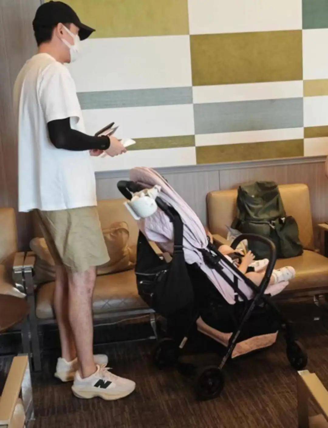 胡歌带老婆上海看房，32岁黄曦宁素颜白净但显老，穿得宽松像孕妇
