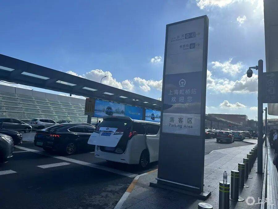 太绕了！上海虹桥火车站这条斑马线被“封”，旅客拖着行李全凭感觉走：天热吃不消，下雨更狼狈