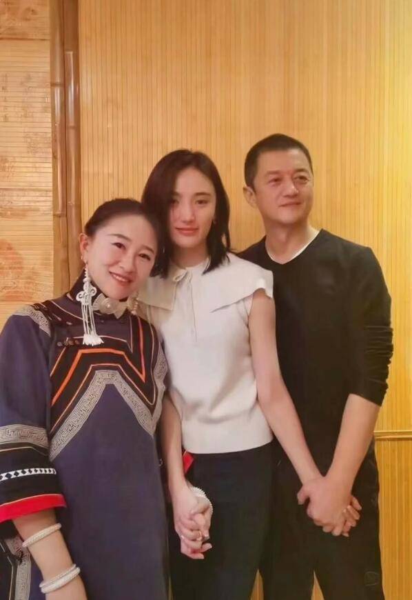 李亚鹏官宣离婚，和海哈金喜和平分手，离婚原因不是缺钱