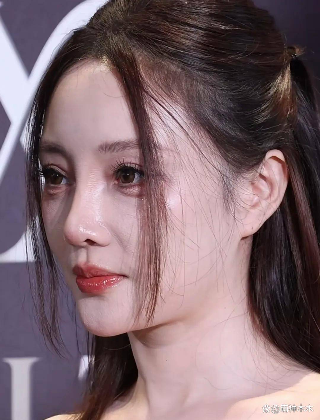 44岁李小璐参加公开活动！怼脸拍真实状态曝光，网友态度两极分化