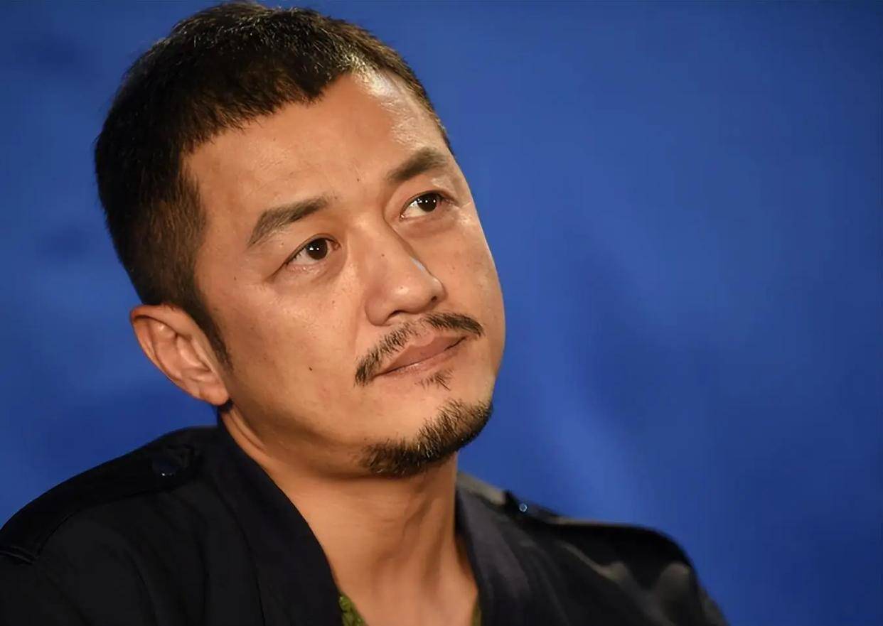 不怪李亚鹏破产，别人直播卖几块钱零食，他直播上架300万6吨沱茶
