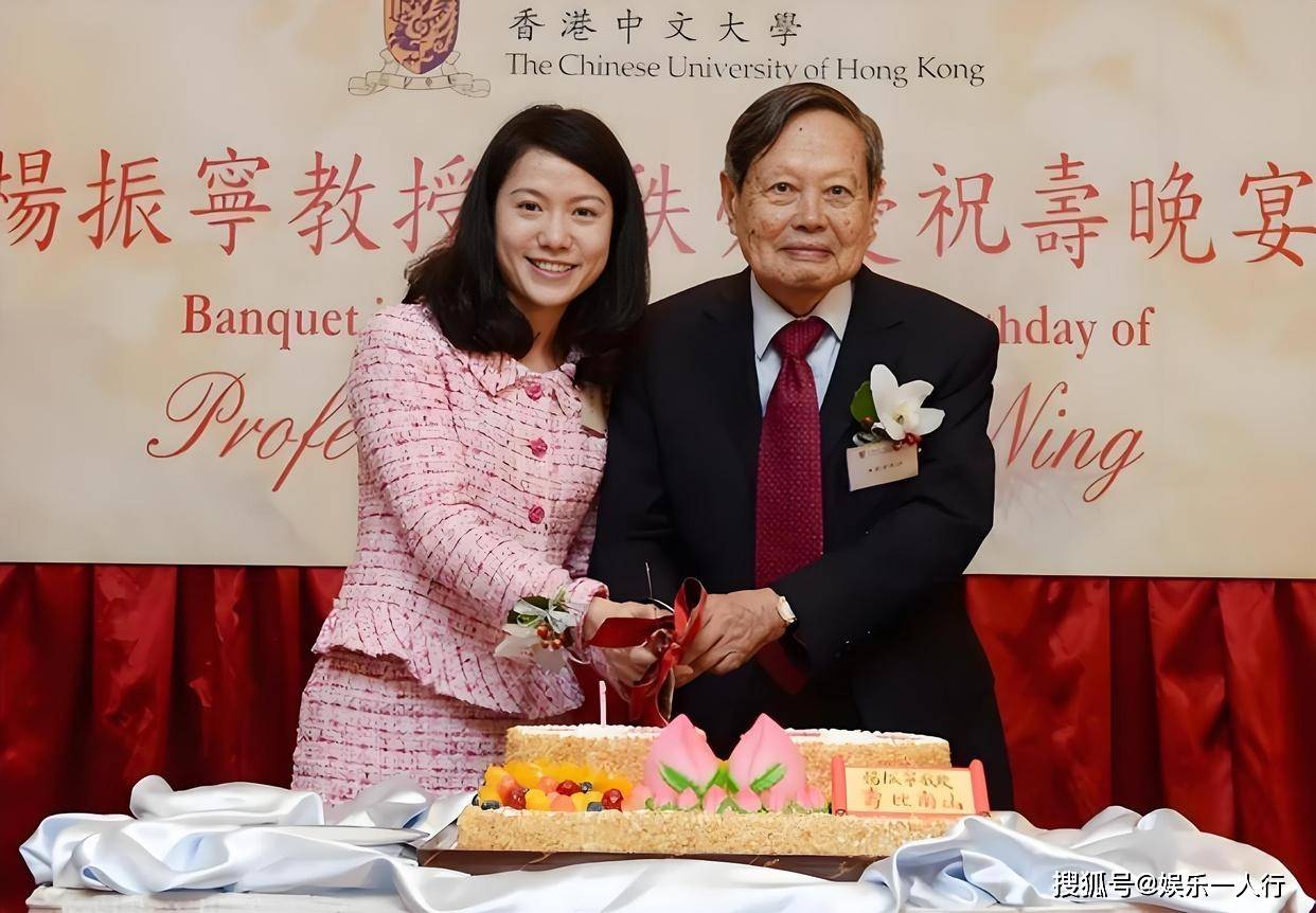 杨振宁去世早有预兆，听了他对妻子的称呼 才明白49岁翁帆果然精明