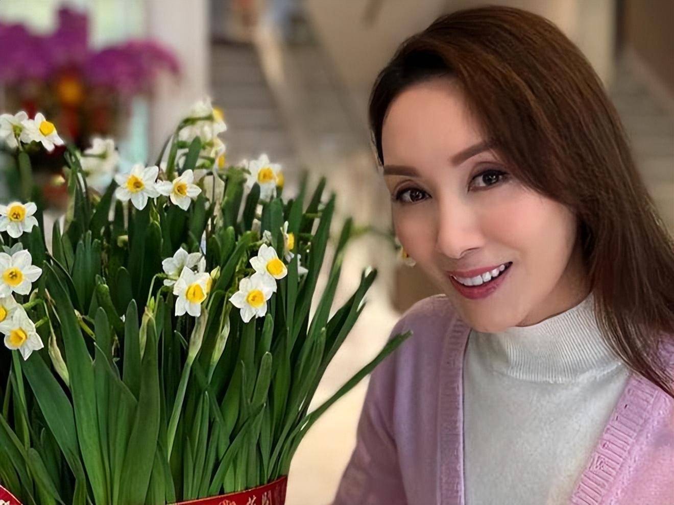熊黛林和婆家人旅游，百亿婆婆同框出镜，大姑姐郭可盈很漂亮