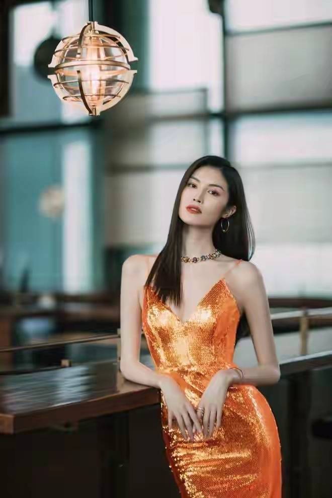 演员陈伟霆官宣与模特何穗结婚生子，并配文“爸爸、妈妈还有他”