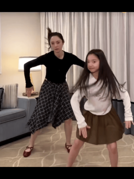 彩票平台- 彩票网站- APP下载 【官网推荐】黄奕女儿看到董璇女儿小酒窝一定会羡慕死！6天的时间15个热搜