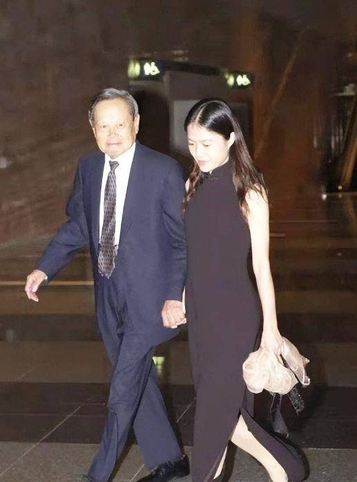 原创             没想到，杨振宁去世后，49岁妻子翁帆，竟因一个动作实现口碑暴涨