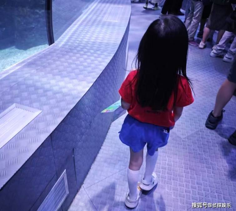 张梓琳晒俩女儿近照，胖妹和妹妹遗传爸妈高个子，全家都是大长腿