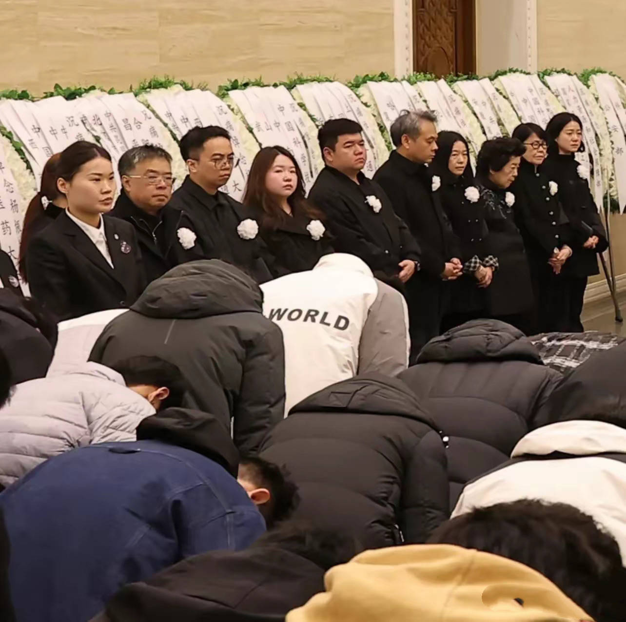 翁帆现身杨振宁葬礼，穿黑衣戴白花哭肿眼睛，站首位陪孩子们回礼