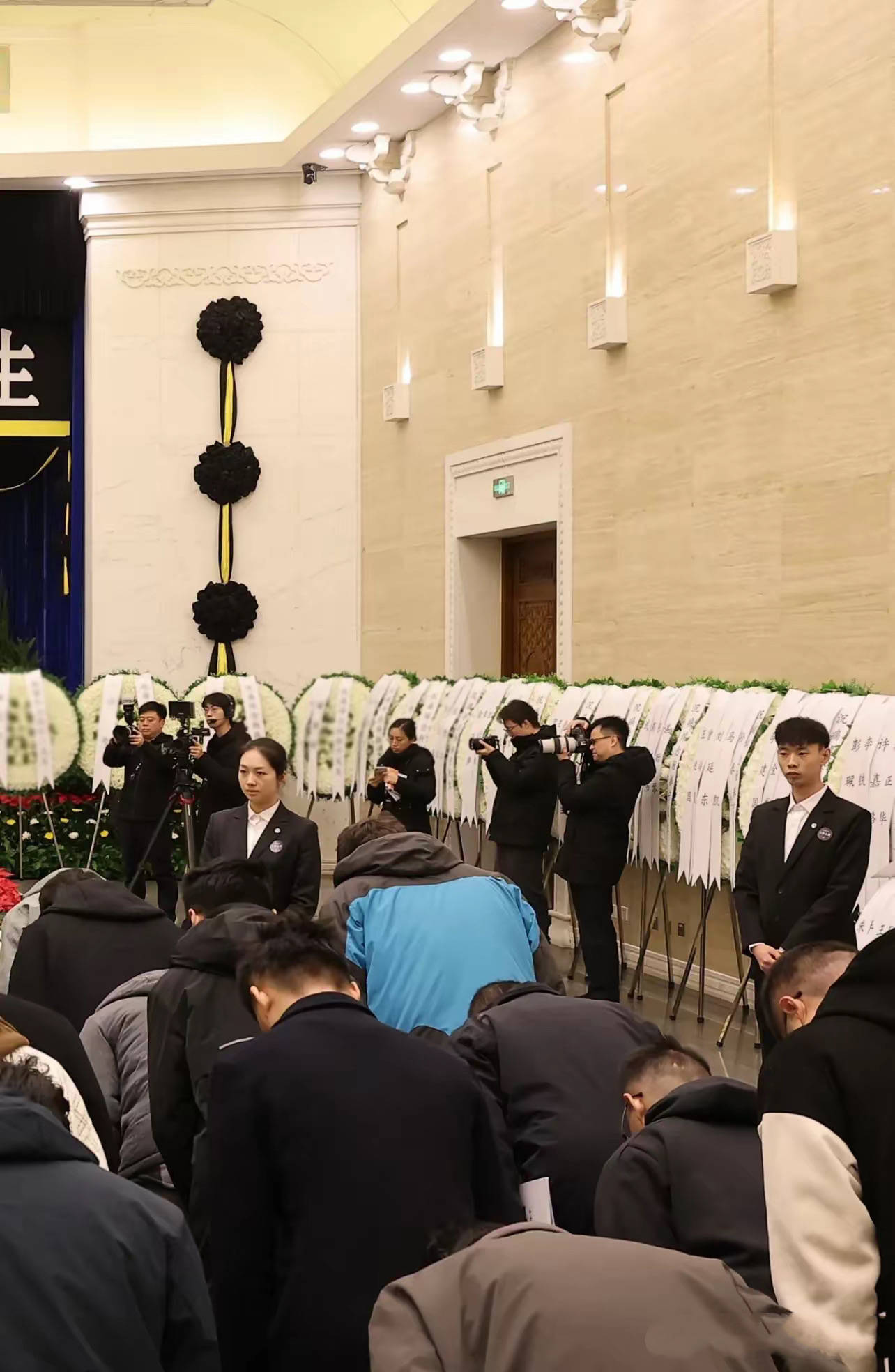 翁帆现身杨振宁葬礼，穿黑衣戴白花哭肿眼睛，站首位陪孩子们回礼