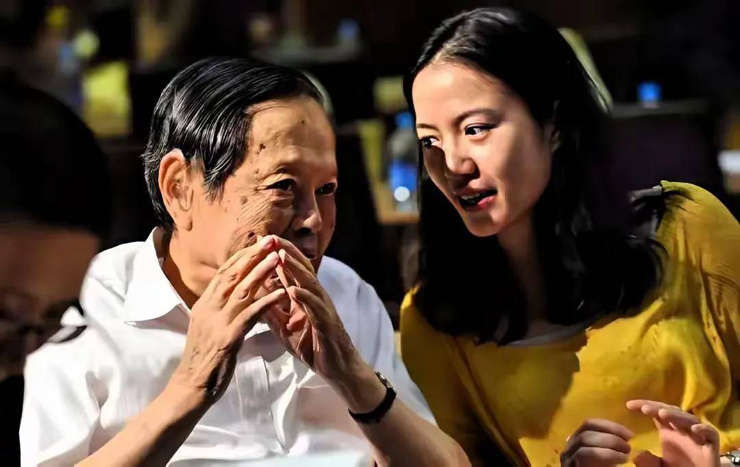 原创             翁帆现身告别式!穿素衣显憔悴,众人最关心:能否与邓稼先为邻