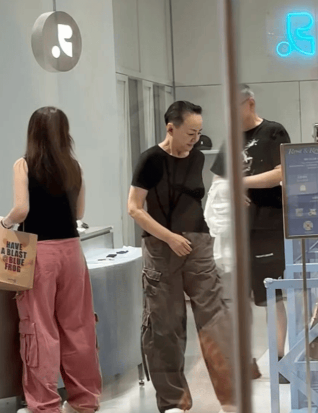 64岁宋丹丹逛奢侈品店,退休多年巨星风采不减,三位店员围着合影