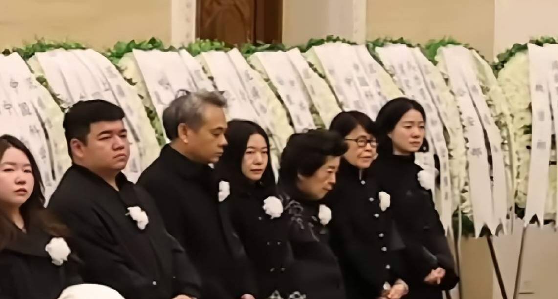 杨振宁追悼会很隆重,大儿子未现身,翁帆站家属首位,样子很憔悴 杨振宁追悼会很隆重,大儿子未现身,翁帆站家属首位,样子很憔悴