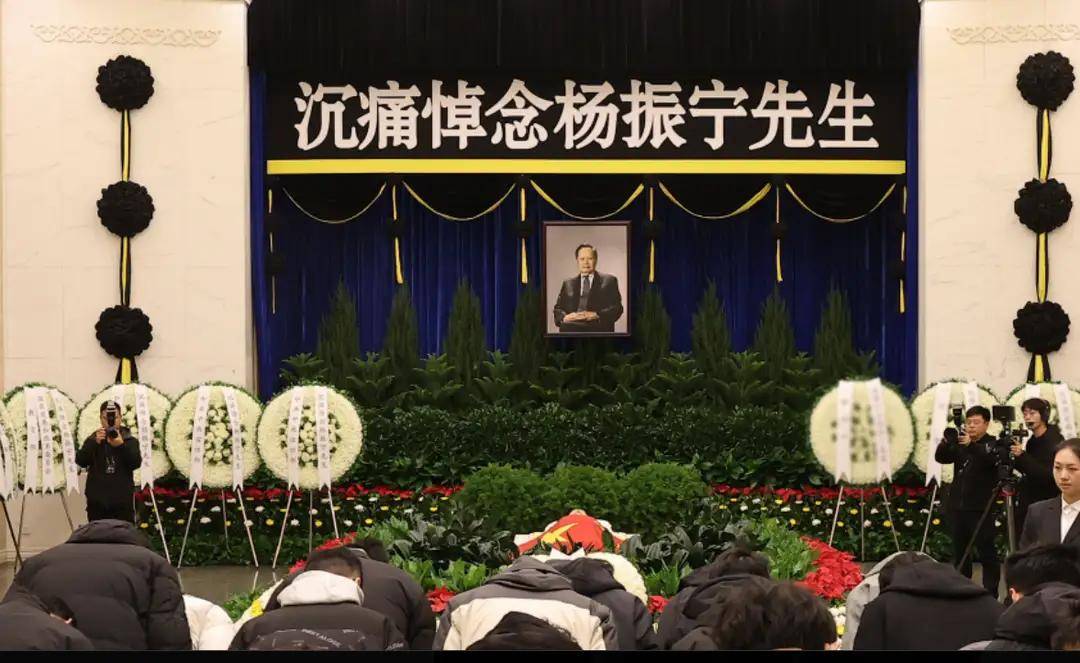 杨振宁追悼会很隆重,大儿子未现身,翁帆站家属首位,样子很憔悴 杨振宁追悼会很隆重,大儿子未现身,翁帆站家属首位,样子很憔悴