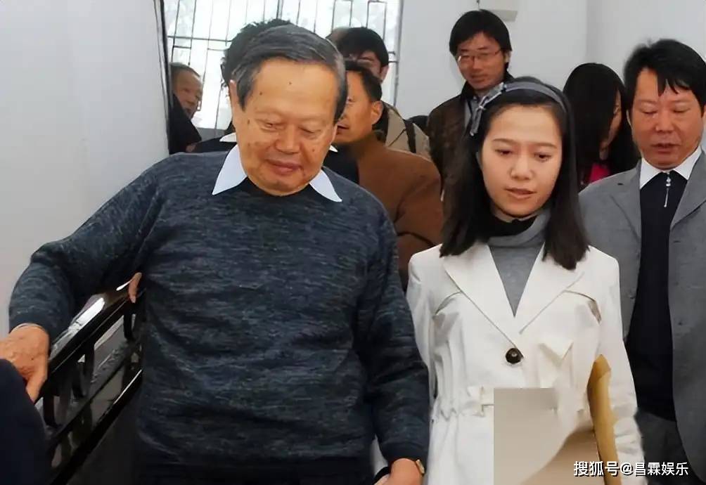 原创             杨振宁离世8天,翁帆因一个表情甩掉大黑锅,杜致礼妹妹说得太对
