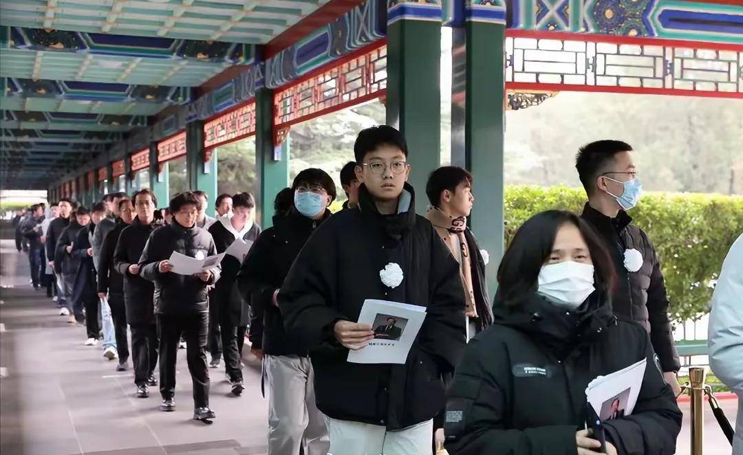 送别杨振宁!杨振汉现身八宝山回忆兄长,透露其晚年一大遗憾