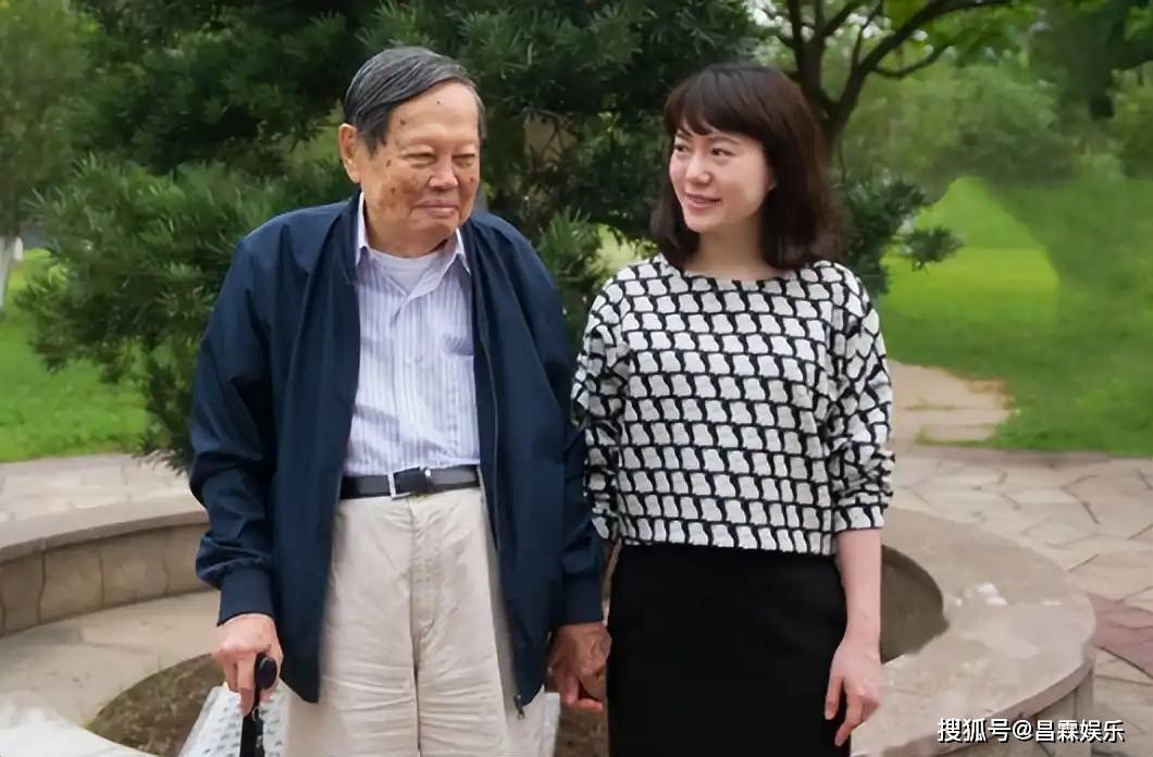 原创             杨振宁离世8天,翁帆因一个表情甩掉大黑锅,杜致礼妹妹说得太对