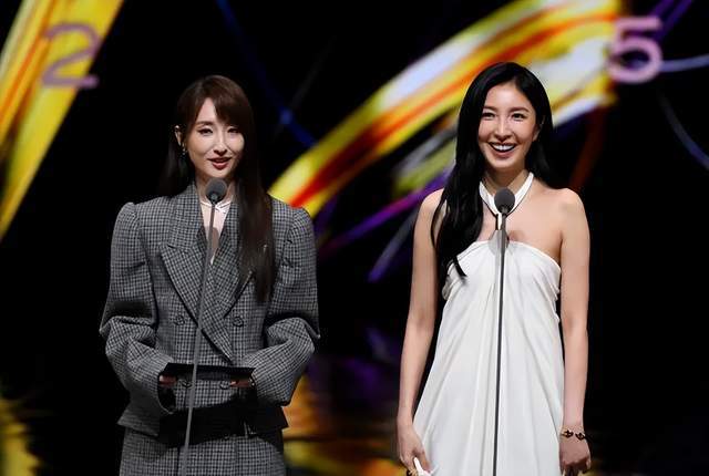 当两个女明星,在颁奖典礼接吻