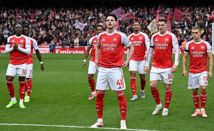 “英超最新积分榜！阿森纳连胜领跑曼城遭遇惨