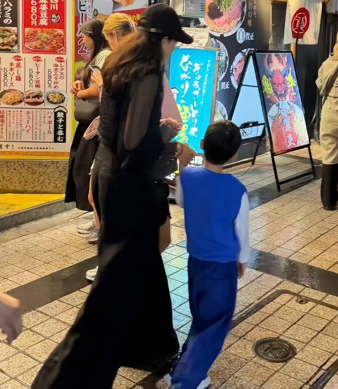 章子怡日本现身,透视上衣搭配高腰阔腿裤,一双儿女太可爱!