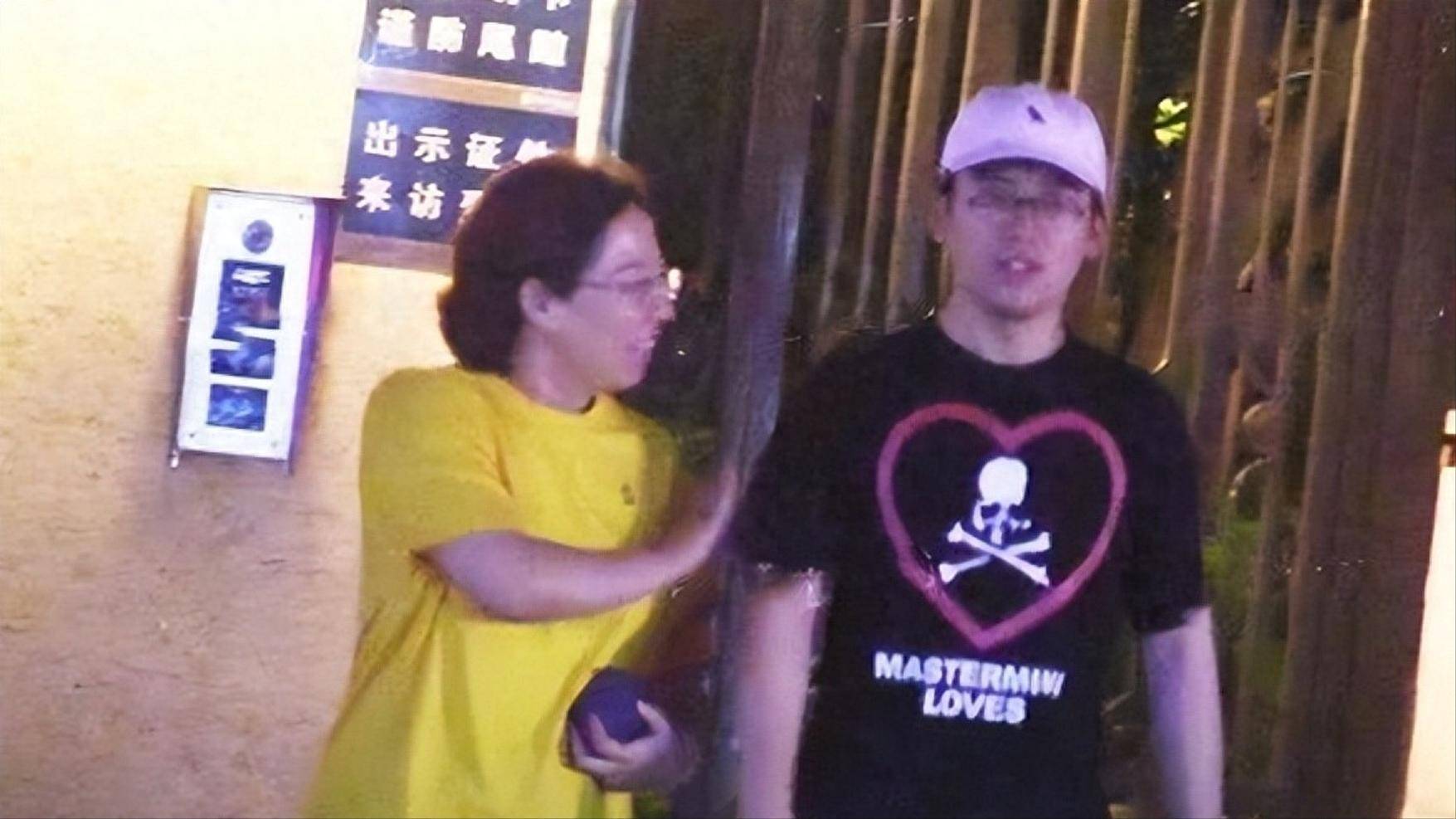 郭麒麟从德云社离开后,与亲妈一起生活,世上还是只有妈妈好