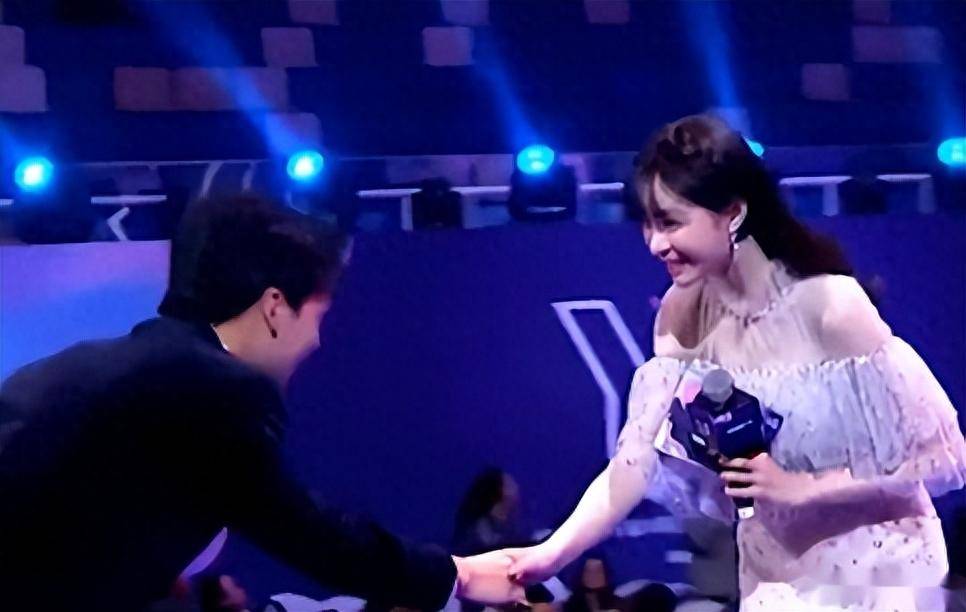 郭麒麟从德云社离开后,与亲妈一起生活,世上还是只有妈妈好