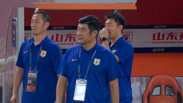原创             韩鹏+彭啸只缺席1场,临时主帅延续三后卫 泰山队收官2场毫无压力