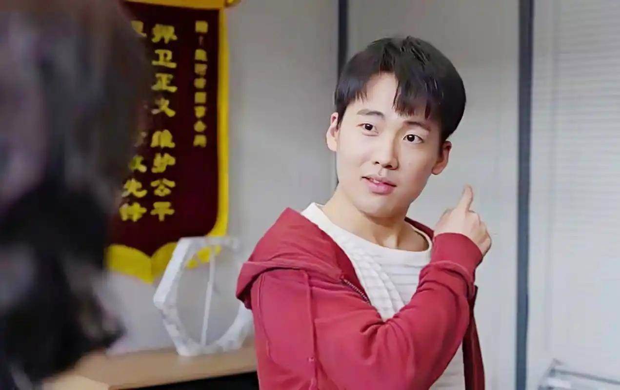 郭德纲带妻儿澳洲度假,10岁郭汾阳穿花裤扎耳洞,不见郭麒麟身影