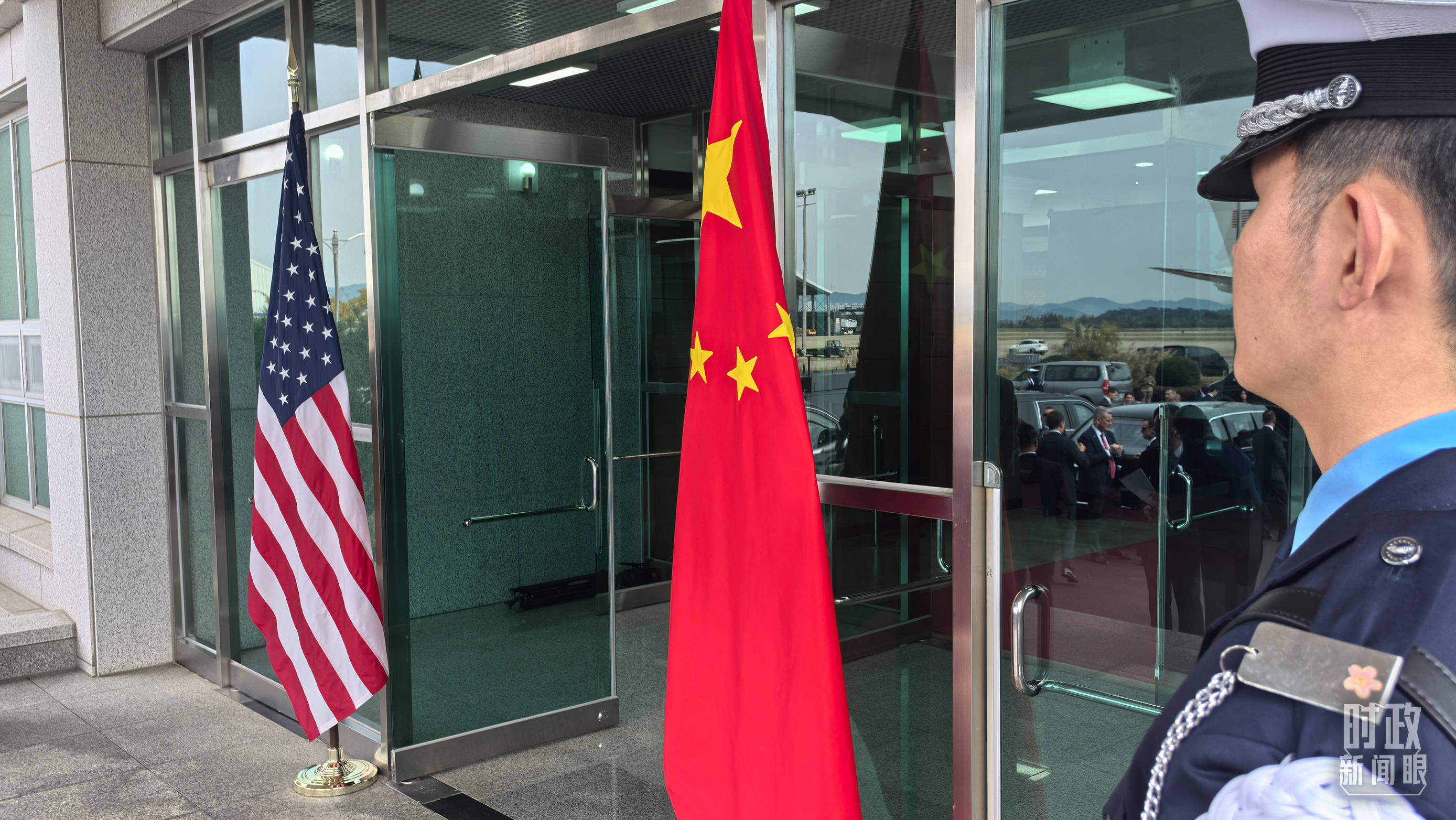 遭知名歌手郑智化控诉“没人性”，深圳机场深夜再道歉：立行立改，将增加保障人员并试点启用有一定坡度的登机连接装置