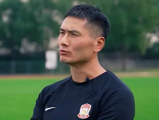 原创             邵佳一是最佳人选！国足主帅二选一：3名中超土帅已报名！