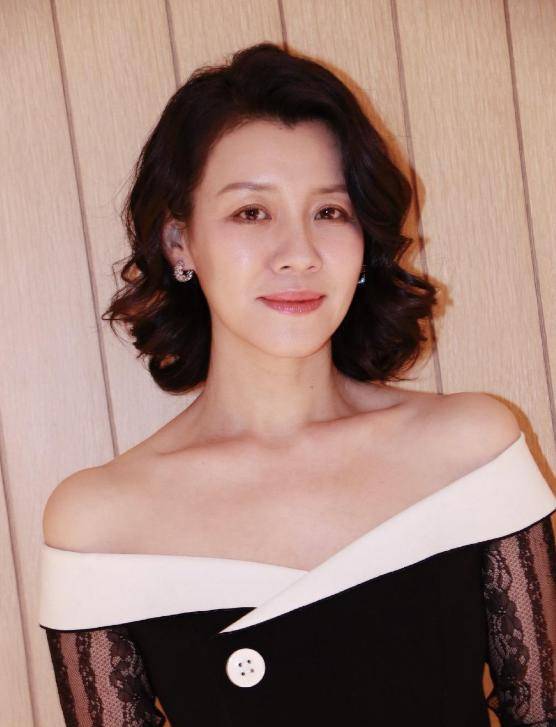 身价过亿豪门阔太，年过40被导演拉来救场，现在却意外爆红