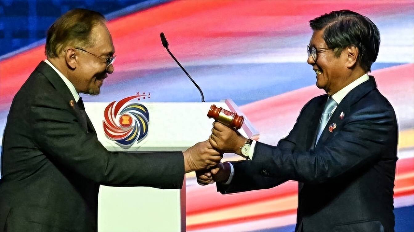 马科斯执掌东盟，菲律宾军方立即放话，不许船只进仁爱礁，否则后果自负！