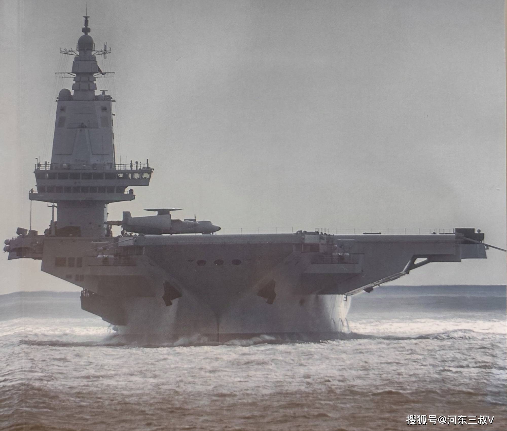 疑似涂刷舷号,甲板停放8架飞机,福建舰可能真的要交付了