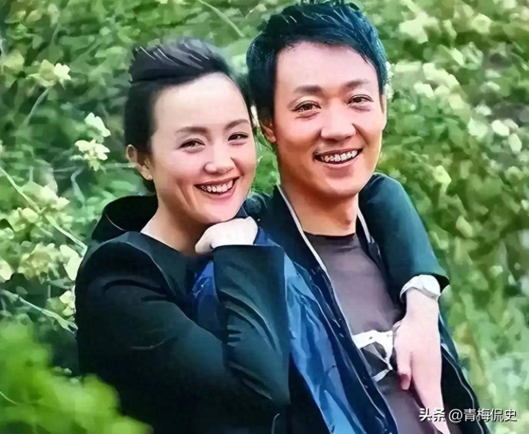 辛柏青带17岁女儿寺庙祈福！父女俩一直牵着手，李乃文也陪在身边