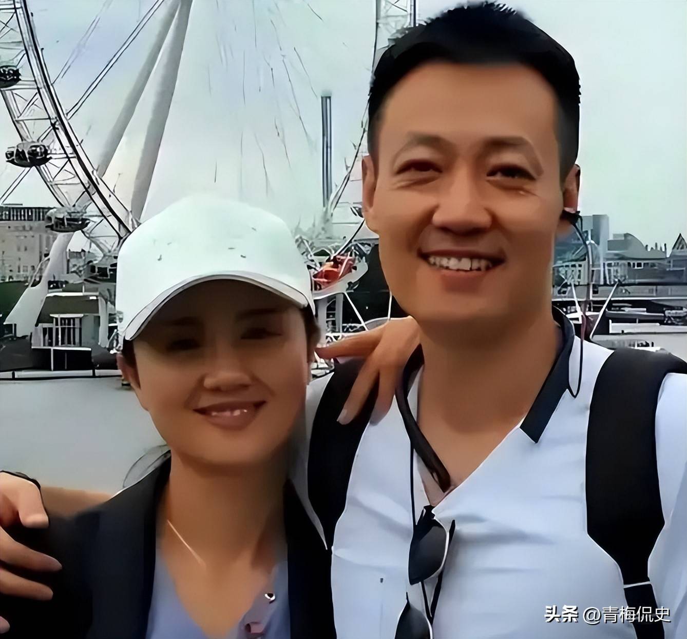 辛柏青带17岁女儿寺庙祈福！父女俩一直牵着手，李乃文也陪在身边