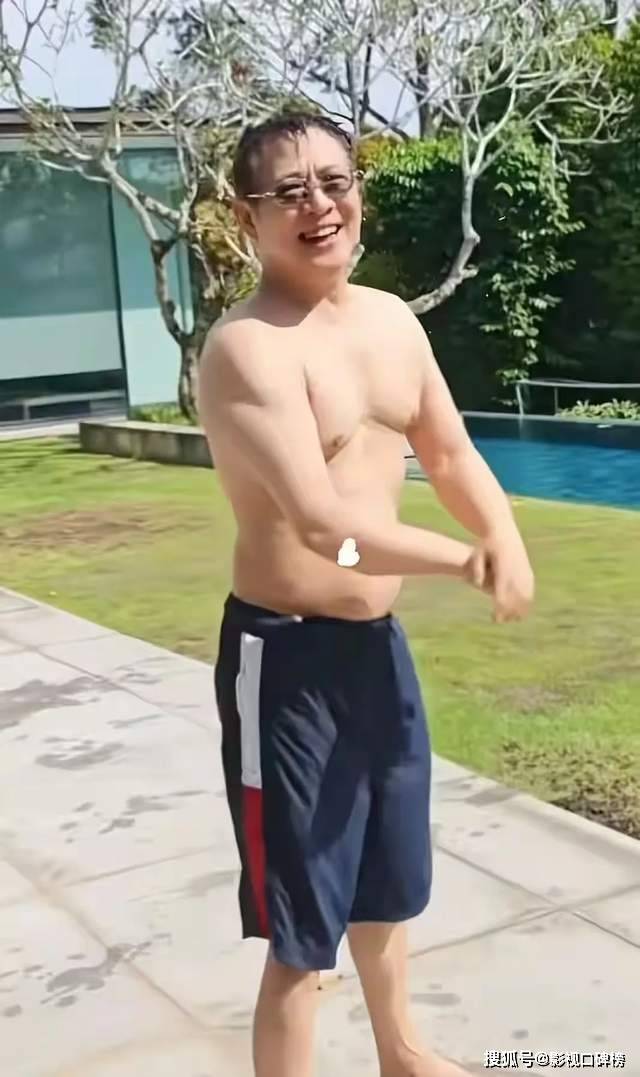 李连杰亲自下场辟谣，泳池脱衣露出光洁胸口，直言：别拿逝者炒作