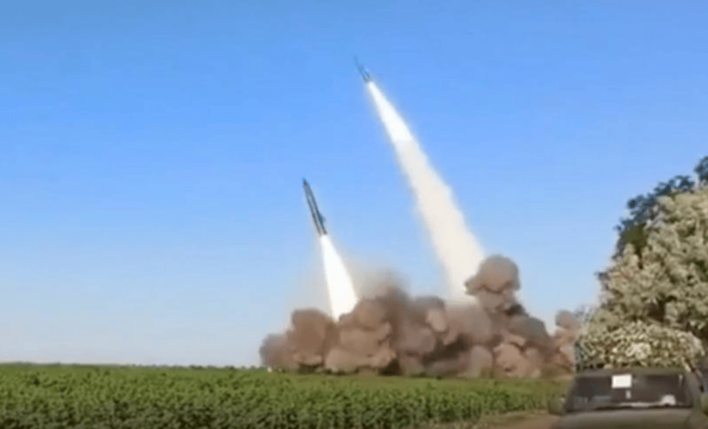 乌军精锐部队开大会授勋,一枚俄罗斯导弹从天而降,瞬间化为火海