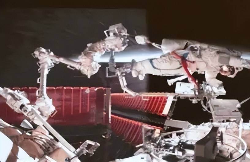 原创 突发!神舟二十号疑似遭空间微小碎片撞击!返回任务推迟