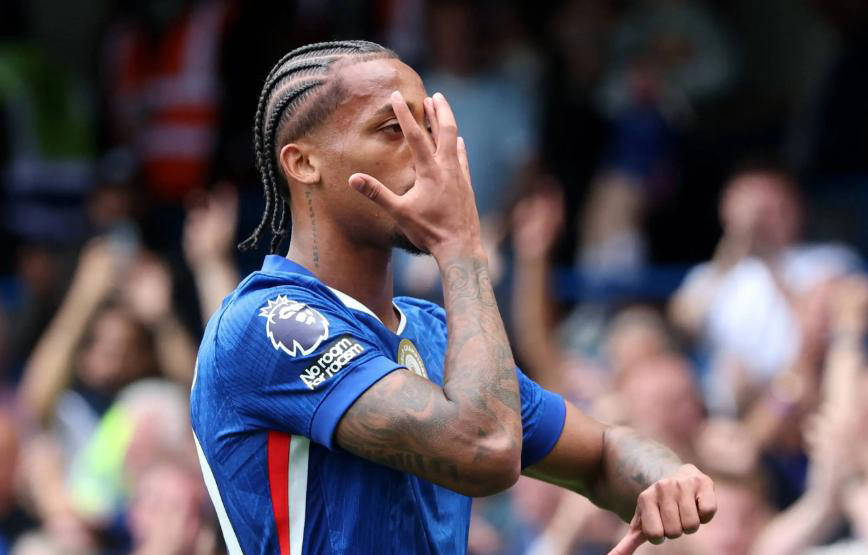 英超三支豪强全面崛英超联赛免费高清直播+实时赛程+积分预测（2025赛季全覆盖）起！积分榜大洗牌争冠战役开启！