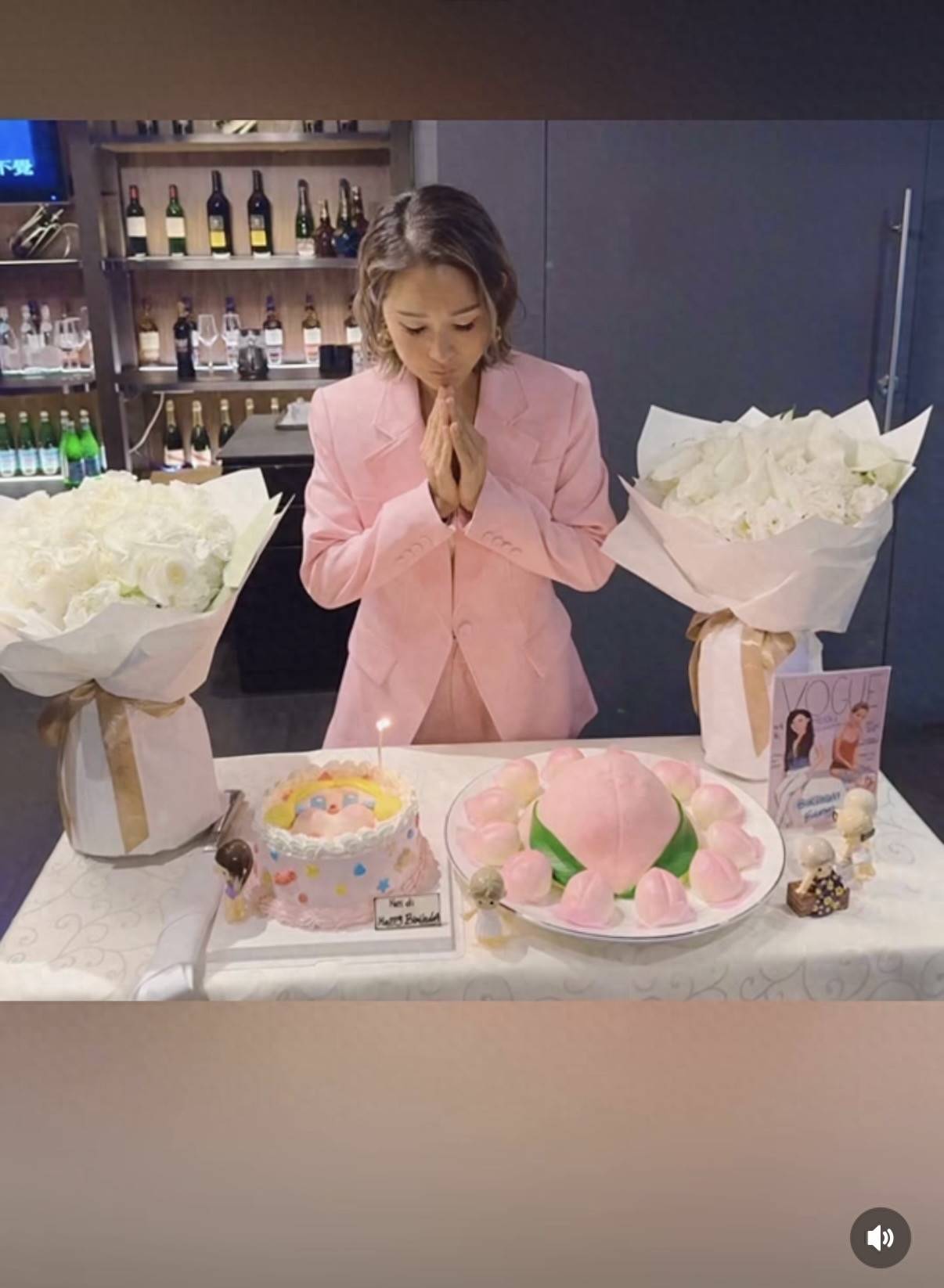 洗米嫂45岁生日全家聚会,娘家人罕见现身,姐妹同框长得都像母亲