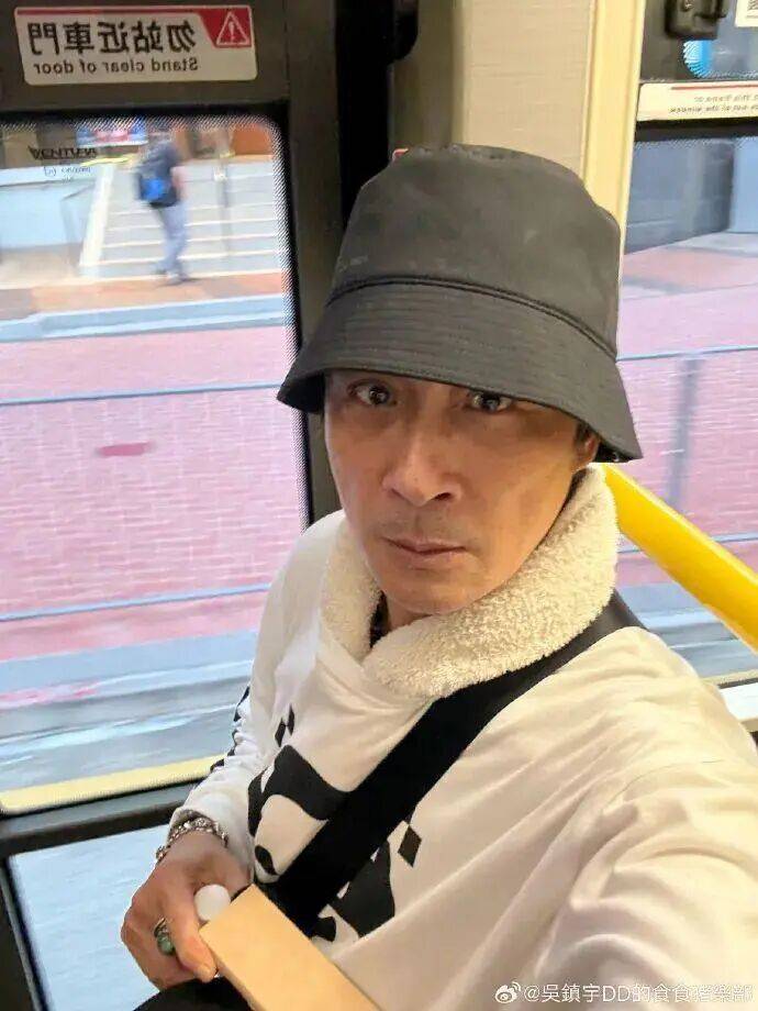 吴镇宇坐公交刷老年卡差点被赶下车!当场掏身份证自证