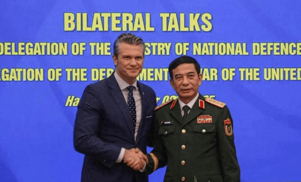 越南倒向美国?南海竖起21座人工岛,8国断中方后路,事态严重了