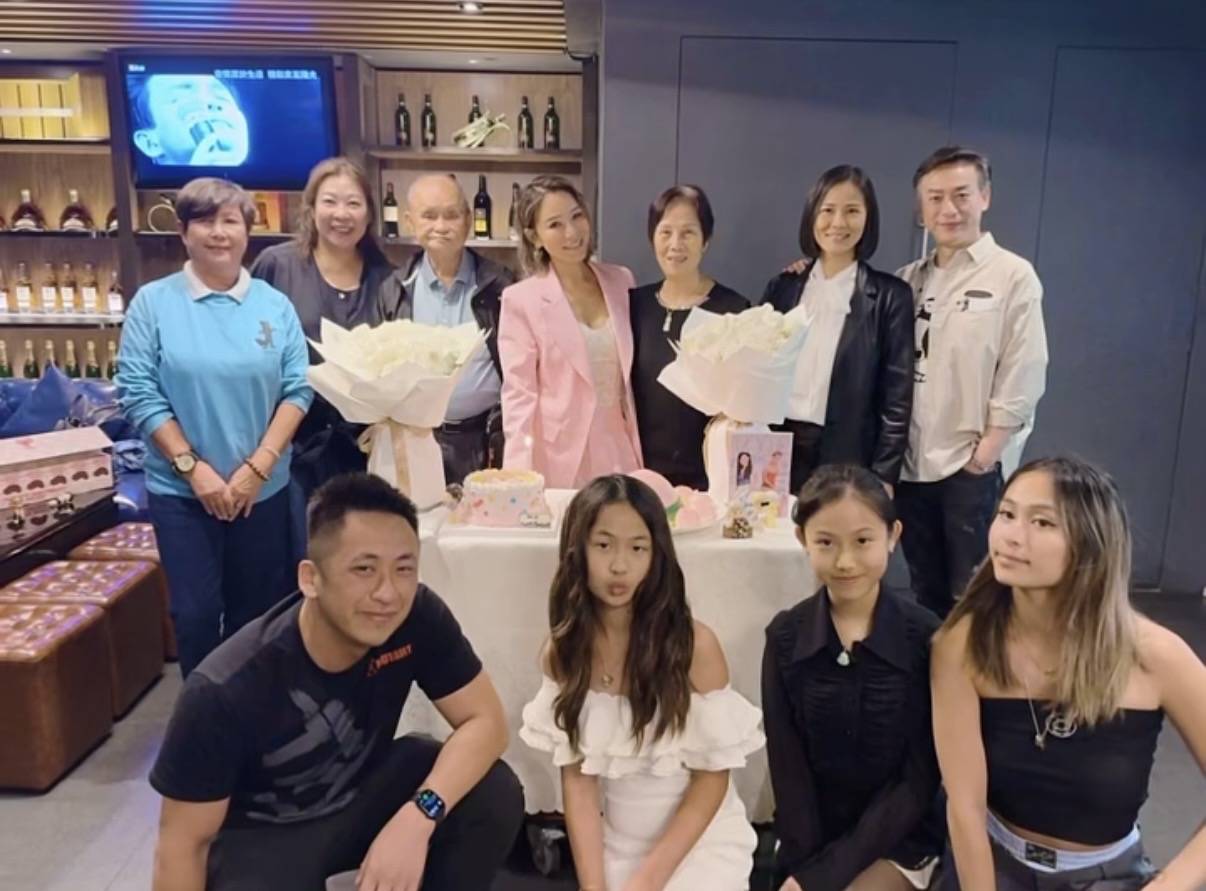 洗米嫂45岁生日全家聚会,娘家人罕见现身,姐妹同框长得都像母亲