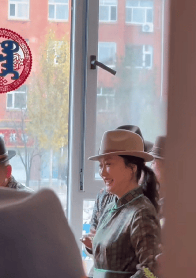 玲花时隔5个月露面,回老家参加外甥婚礼,身穿蒙古袍状态很好