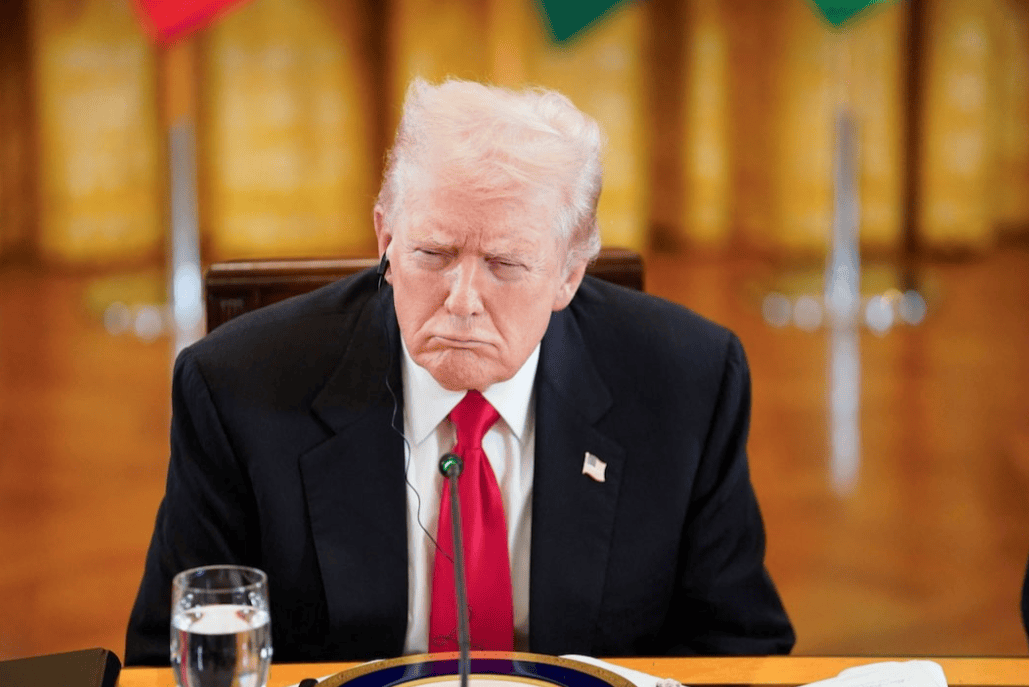 与特朗普签完协议后,托卡耶夫脸上只有一个表情,全程“皮笑肉不笑”