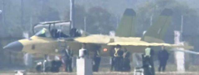 洪都的“中华小蜜蜂”,双垂尾的教练-10,加装了有源相控阵和大屏显